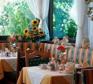 Reštaurácia alebo iné gastronomické zariadenie v ubytovaní Hotel Garni Nachtigall