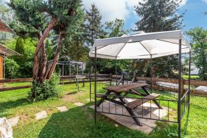 a picnic table with an umbrella in a yard at Ferienhaus 203 in Zadelsdorf