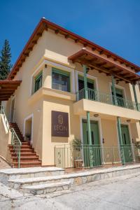 a building with a sign that reads lion inn at Leon Suites Nemea in Neméa