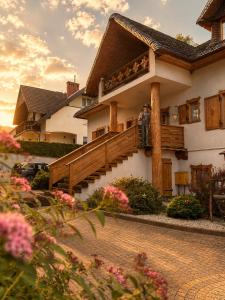 a man standing on the balcony of a house at Dworek w Karpaczu in Karpacz