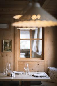 a table with glasses and a window in a restaurant at Hotel Innerhofer in Gais