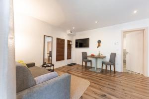 a living room with a couch and a table at Apartment Zielspitz in Parcines