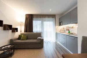 a living room with a couch and a kitchen at Apartment Zielspitz in Parcines