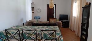 a living room with a table and a tv at Quinta Do Pinheirão in Coruche