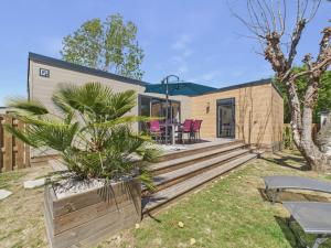 a home with a fence and a house at Piscine chauffée commune, 2 adultes 2 enfants in Saint-Gilles-Croix-de-Vie