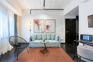 a living room with a couch and a table at Sarri 2 by Stay Unique in Athens