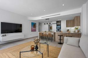 a living room with a couch and a table at Casa Maku in San Pedro del Pinatar
