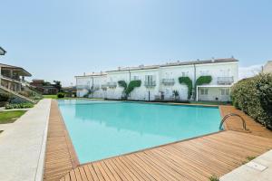 a large swimming pool in front of a building at Residence il Gabbiano in Palau