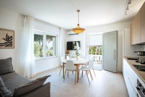 a kitchen and living room with a table and chairs at Corte Fossalta - Casa Linda in Lazise
