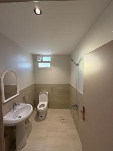 a bathroom with a sink and a toilet at شقق درة القويعية in Al Quway‘īyah