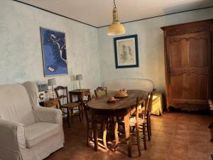 a living room with a wooden table and chairs at Blanc Marine in Noirmoutier-en-l'lle