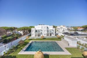 an aerial view of a villa with a swimming pool at Complejo Los Drogos in Novo Sancti Petri