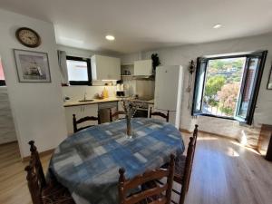 a kitchen and dining room with a table and chairs at Jengina, muy centrico in Cadaqués
