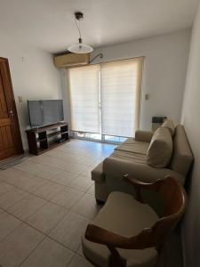 a living room with a couch and a tv at Descanso Sereno in Junín