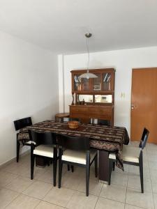 a dining room with a table and chairs and a piano at Descanso Sereno in Junín