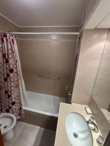 a bathroom with a sink and a bath tub at Descanso Sereno in Junín