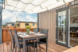 a patio with a table and chairs on a deck at Zwerg Nase in Dörverden