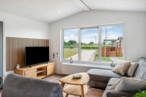 a living room with a couch and a flat screen tv at Zwerg Nase in Dörverden