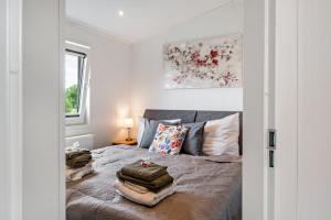 a bedroom with a bed with towels on it at Zwerg Nase in Dörverden