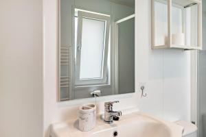 a bathroom with a sink and a mirror at Zwerg Nase in Dörverden +18 photos