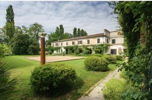 a large house with a garden in front of it at Villa Colloredo in Dolo