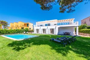 a house with a swimming pool in the yard at Villa Sol de Flandes in Punta Prima