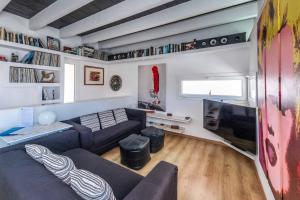 a living room with a couch and a tv at Villa Sol de Flandes in Punta Prima