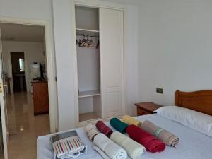 un gruppo di asciugamani su un letto in una stanza di Apartamento Playaestrella a Vícar Altre 15 foto