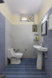 a bathroom with a toilet and a sink at Vrishti Homestay in Bhīm Tāl +6 photos