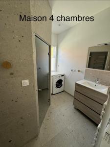 a bathroom with a washing machine and a sink at Gîte du Flot - Baie de Somme in Boismont
