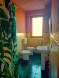 a bathroom with two toilets and a window at I Conti della Serva in Cinzano