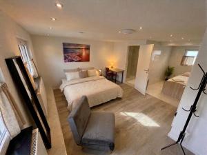 a large bedroom with a bed and a painting on the wall at City Apart 3 nahe Badewelt, Museum & Bahnhof mit NETFLIX in Sinsheim