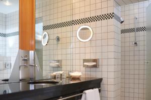 een badkamer met een wastafel en een spiegel bij Hotel Goldener Karpfen OHG in Fulda