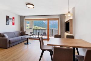 a living room with a couch and a table at Residence Froy in Resia