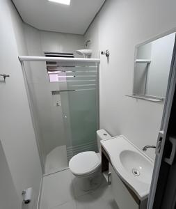 a bathroom with a shower and a toilet and a sink at Estadia Perfeita com AC, Apto a minutos do Aeroporto Gru in Guarulhos +81 photos
