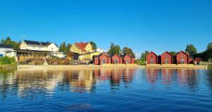 a row of houses next to a body of water at Bygdsiljums Sjöbodar in Bygdsiljum