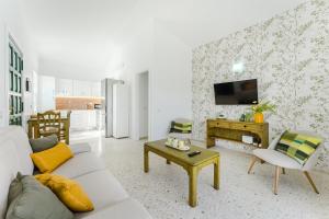 a living room with a couch and a tv at BUNGALOW ATALAYA in Abades