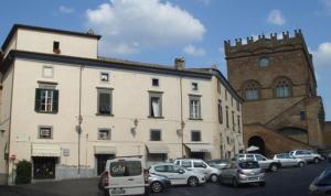 un grupo de coches estacionados frente a un edificio en La Soffitta e La Torre, en Orvieto