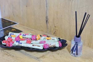 a plate of toothbrushes and a vase with sticks at Tuzla Tower in Ši Selo