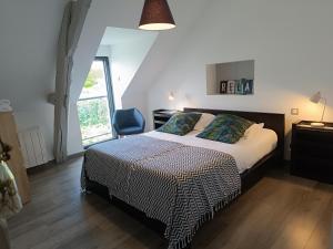 a bedroom with a bed and a desk and a window at Petite pom in Azay-le-Rideau
