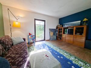 a living room with a couch and a tv at Casa Rosa Istria in Kućibreg