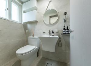 a bathroom with a toilet and a mirror at 김포공항ㆍ까치산역ㆍ최대11명ㆍ3룸화2ㆍ각방에어컨ㆍ2층독채 in Seoul