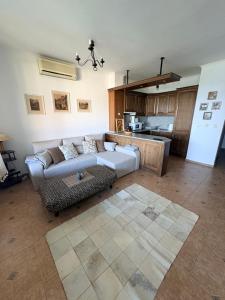 a living room with a couch and a kitchen at Complex Monastery 1 -Marina Dinevi -Saint Vlas in Sveti Vlas