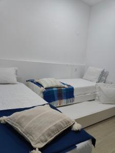 zwei Betten, die in einem Zimmer nebeneinander stehen in der Unterkunft Monte da Bárbara in Algoceira
