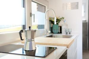 a kitchen counter with a coffee maker on a counter top at Stilvolles Design-Tiny-House mit Terrasse & Hund in Fuchsmühl