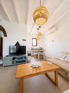 a living room with a table and a couch at villa kite paros in Pounda
