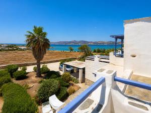 a view of the ocean from the balcony of a house at villa kite paros in Pounda