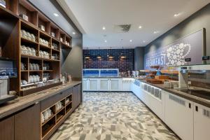a kitchen with aasteryasteryasteryasteryasteryasteryasteryasteryasteryasteryasteryastery at Premier Inn Bremerhaven in Bremerhaven