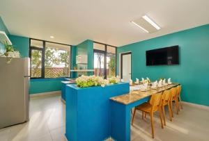 a dining room with blue walls and a table with chairs at Duck House in Da Thien