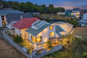 an aerial view of a house with a red roof at Duck House in Da Thien